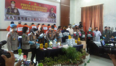 Kapolda SumBar, Irjen Pol. Teddy Minahasa Putra dalam pres conference di aula Polres Bukittinggi