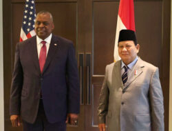Prabowo Subianto Bercengkrama dengan Menhan AS Lloyd Austin di Singapura