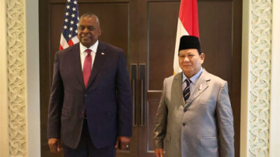 Prabowo Subianto Bercengkrama dengan Menhan AS Lloyd Austin di Singapura