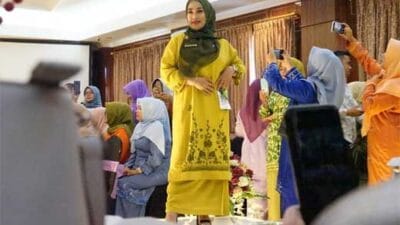 Baju Kurung Basiba Tanah Datar Juara I Lomba Fashion Show Merancang Busana Kembaran PKK Sumbar