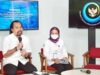 Asisten Khusus Menteri Kelautan dan Perikanan Bidang Media dan Komunikasi Publik Doni Ismanto bersama Dirjen Penguatan Daya Saing Produk Kelautan dan Perikanan (PDSPKP) Artati Widiarti dalam konferensi pers Capaian Kinerja KKP Semester I 2022 yang berlangsung secara hybrid dari Media Center KKP, Jakarta Pusat
