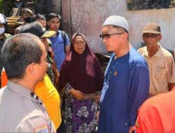 Wako Padang Serahkan Bantuan Korban Kebakaran di Belakang Pasar Simpang Haru