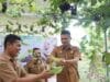 Sekdakab Pasbar Panen Anggur di Kebun Anggur Mini Naisya Farm