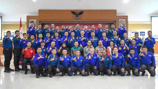 Sugeng Hariyono saat penutupan Pelatihan Kepemimpinan Administrator Angkatan 2 dan Pelatihan Kepemimpinan Pengawas Angkatan 1, serta pelatihan Damkar Kualifikasi Pemadam 1 Angkatan 1 di Aula Pusat Pengembangan Sumber Daya Manusia Regional Bandung, Kiarapayung, Kecamatan Jatinangor, Sumedang