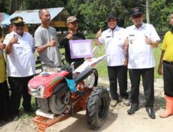 Wako Padang Serahkan Bantuan Alat Pertanian Untuk Kelompok Tani Bungtekab