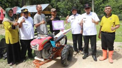 Wako Padang Serahkan Bantuan Alat Pertanian Untuk Kelompok Tani Bungtekab