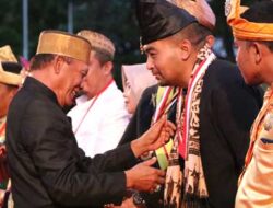 Wagub Sumbar, Audy Joinaldy Dapat Penghargaan Adat Di Bali
