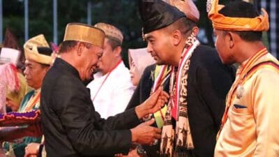 Dukung Inovasi Pelestarian Budaya, Wagub Sumbar Dapat Penghargaan Adat di Bali