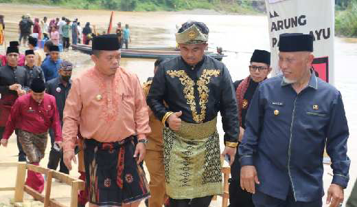 Gubernur Sumatera Barat, Mahyeldi bersama Bupati Dharmasraya, Sutan Riska Tuanku Kerajaan dalam Festival Pamalayu, Kenduri Swarnabhumi 2022