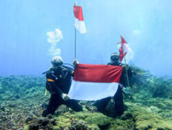 Gubernur dan Wagub Sumbar Kibarkan Bendera Merah Putih di Dasar Laut Samudera Hindia