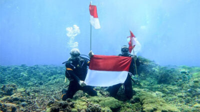 Gubernur dan Wagub Sumbar Kibarkan Bendera Merah Putih di Dasar Laut Samudera Hindia