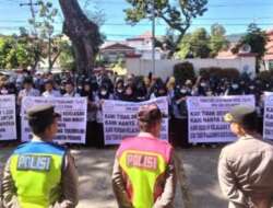 Guru Honorer Unjuk Rasa ke DPRD Padang, Rapat Paripurna KUPA PPAS-P 2022 Batal