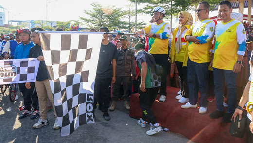 Gubernur Kepulauan Riau, H. Ansar Ahmad melepas pesepeda sebagai peserta Jelajah Wisata Karimun di Depan Panggung Putri Kemuning Coastal Area, Karimun