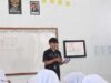 Salah seorang mahasiswa KKN PPM Unand, Fathan Mubina berikan penyuluhan cyberbullying di SMAN 3 Kota Solok