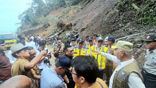 Gubernur Sumbar, Mahyeldi Tinjau Longsor Sitinjau Lauik