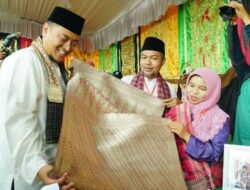 Parade 1000 Songket Meriahkan Pandai Sikek Festival 2022