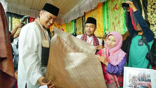 Parade 1000 Songket Meriahkan Pandai Sikek Festival 2022 1 Wakil Bupati Tanah Datar, Richi Aprian hadiri Pandai Sikek Festival 2022