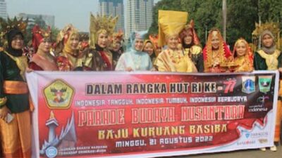 Berbaju Kuruang Basiba, Bundo Kanduang DKI Jakarta Adakan Parade Budaya Nusantara di Monas