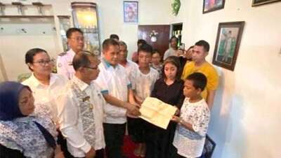 Ditembak di Perairan PNG, Pemprov Papua Serahkan Santunan bagi Keluarga Nakhoda Kapal Kelvin 02