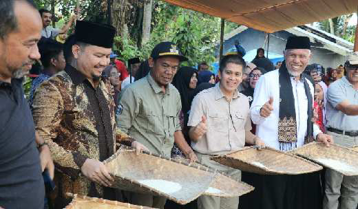 Gubernur Sumbar Ajak Lestarikan Pesta Rakyat Nagari Padang Sibusuak 1 Gubernur Sumbar, Mahyeldi di Pesta Rakyat Nagari Padang Sibusuak, Kecamatan Kupitan, Kabupaten Sijunjung