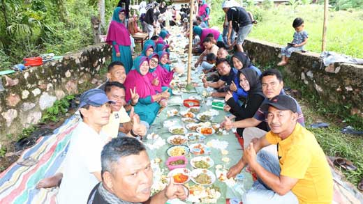 Rezka Oktoberia makan bajamba dengan daun pisang di Tarantang, Kecamatan Harau, Kabupaten Limapuluh Kota