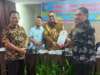 Budi Syahrial dan Djonaidy Hendry serahkan surat pengajuan hak interpelasi soal guru honorer kepada Pimpinan DPRD Padang