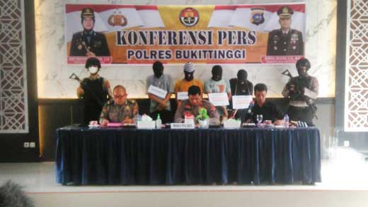 Polres Bukittinggi Ungkap 10 Kasus Perjudian dengan 23 Tersangka 1 Polres Bukittinggi gelar konferensi pers terkait pengungkapan perkara perjudian yang terjadi di wilayah hukum Polres Bukittinggi dan jajaran Polsek