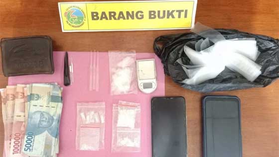 Barang bukti sabu-sabu diamankan polisi