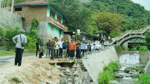 Bupati Tanah Datar, Eka Putra tinjau dam tanggul Batang Malalo yang tergerus air sungai