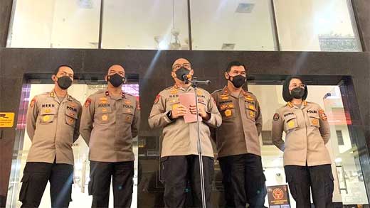 Kepala Divisi Humas Polri, Irjen Pol. Dedi Prasetyo (tengah) memberikan keterangan pers terkait sidang etik anggota polisi terlibat obstruction of justice kasus Brigadir J, di Mabes Polri, Jakarta