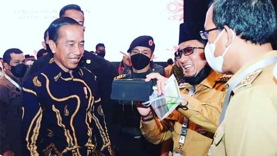 Presiden Jokowi: Apa Kabanyo Padang? Apa Ada Rendang? 1 Presiden Jokowi bersama Wako Padang, Hendri Septa