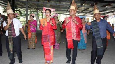 Kapolres AKBP Herzoni Saragih Bersama Istri Hadiri Pengukuhan KMB Yapen