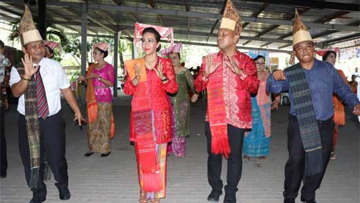 Kapolres Kepulauan Yapen, AKBP Herzoni Saragih bersama istri Ny Agnes Herzoni Saragih saat menari bersama