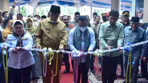 Menteri PAN-RB, Abdullan Azwar Anas didampingi Gubernur Sumbar, Mahyeldi dan Wako Deri Asta resmikan MPP Kota Sawahlunto