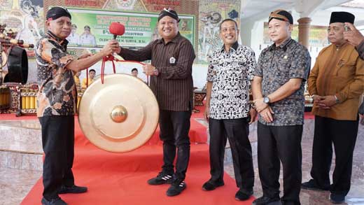 Pemkab Asahan Serahkan Bantuan Alat Musik Gamelan ke DPD PKB Pujakesuma 1 Bupati Asahan, H. Surya serahkan bantuan alat musik gamelan ke DPD PKB Pujakesuma