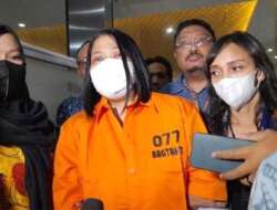 Putri Chandrawathi Kenakan Baju Orange Usai Diperiksa Polri, Begini Penjelasan Kuasa Hukumnya