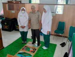 Ketua DPC MOI Kota Solok, Wahyu Yudistira bersama siswa