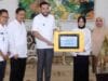 Wako Padang Panjang, Fadly Amran serahkan bantuan Beasiswa CSR Bank Nagari kepada Melliana Dwi Zahrani