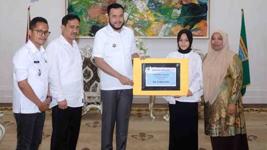 Wako Padang Panjang, Fadly Amran serahkan bantuan Beasiswa CSR Bank Nagari kepada Melliana Dwi Zahrani