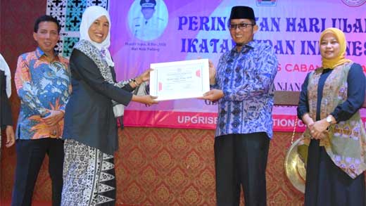Wako Padang Terima Penghargaan dari IBI 1 Wako Hendri Septa terima penghargaan dari IBI Padang