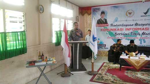 Anggota Komisi IX DPR RI, Ade Rezki Pratama sosialisasikan bahaya produk makanan, obat dan kosmetik ilegal di Nagari Gadut, Kecamatan Tilatang Kamang, Kabupaten Agam, Sumatera Barat