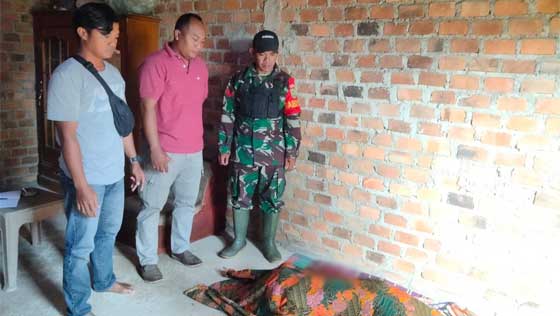 Anggota Unit Intel Dim 0412/LU, Serka Mustakim dan Babinsa 412-09/ABS, Koptu Parno datang ke TKP kasus pembunuhan