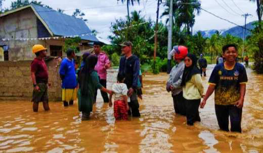 Anggota DPRD Kota Solok, Rusdi Saleh sambangi warga terdampak banjir