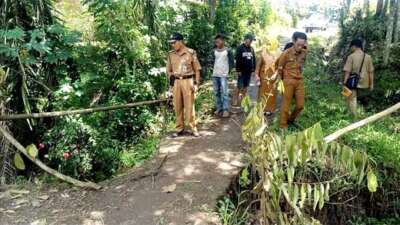Dinas PUPR Lampura Tinjau Perlintasan Jalan yang Nyaris Putus di Tanjung Senang