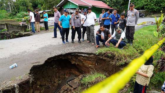 Bupati Tanah Datar Eka Putra didampingi Kapolres AKBP Rully Indra Wijayanto dan asisten Ekobang Abdul Hakim, Kepala BPBD Yusnen serta Dinas Pekerjaan Umum mendatangi lokasi banjir di Kampung Baru, Nagari baringin, Kecamatan Lima Kaum