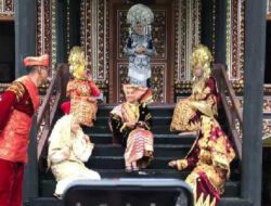 Ayo Hunting Foto Bersama dengan Pakaian Tradisional Minang di PDIKM Padang Panjang