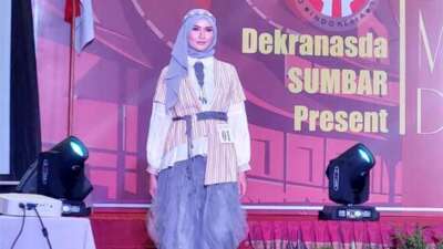 Mutia Febrina Juara 3 Lomba Desain Busana Muslimah Dekranasda Se-Sumbar