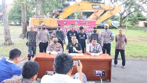 Polisi Ungkap Tindak Pidana Pertambangan Emas Tanpa Izin di Batang Pasaman 1 Polres Pasaman Barat gelar konferensi pers pengungkapan tindak pidana ilegal mining di Batang Pasaman