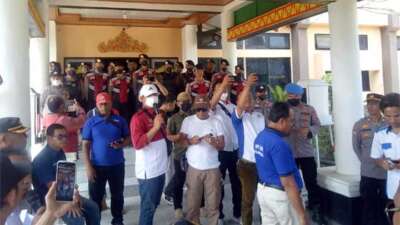 Disinyalir Dana Publikasi Dikorupsi, Ratusan Wartawan Duduki DPRD Lampura