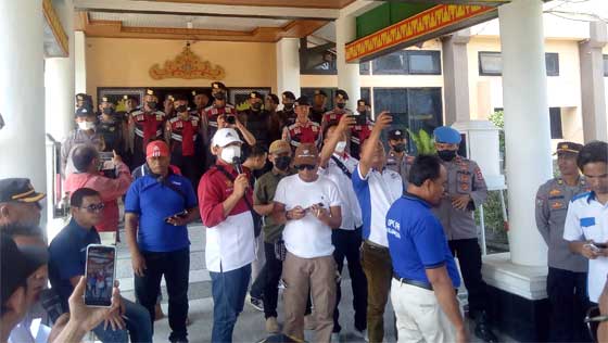 Ratusan Wartawan Duduki DPRD Lampura